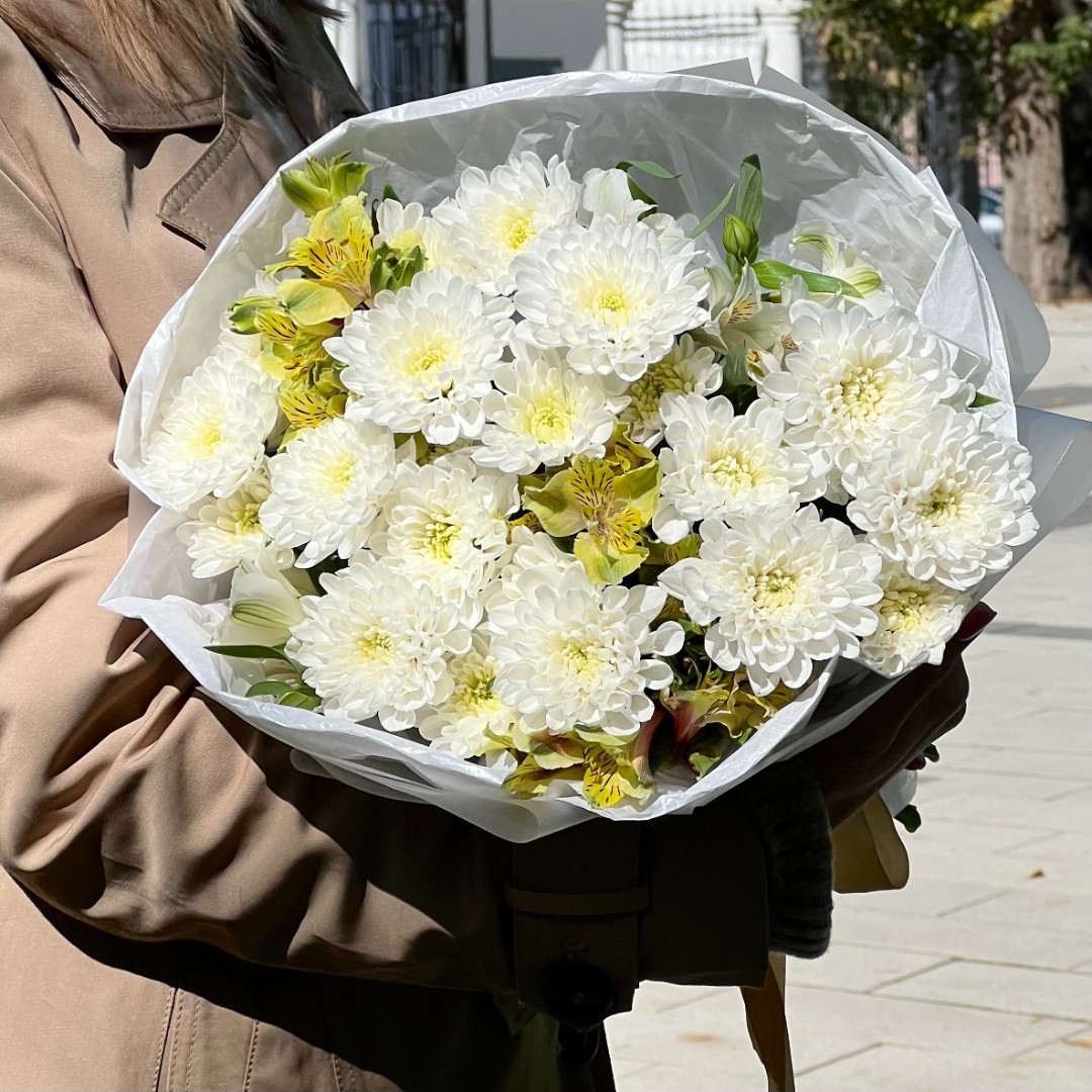 Букет с хризантемами и альстромериями